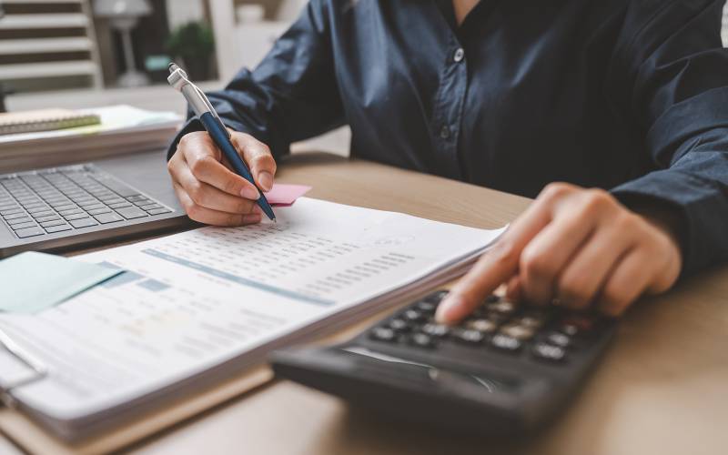 Cum procederet locum adflictabantur discrimine