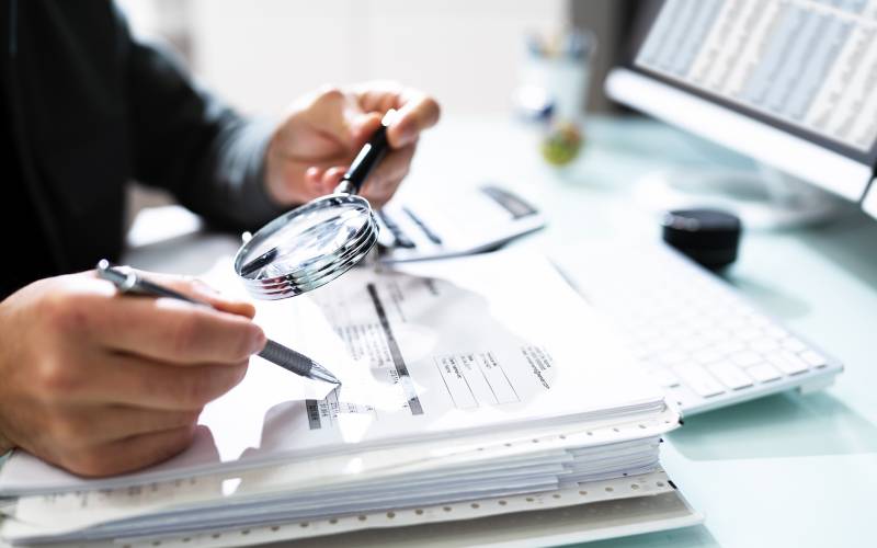 Cum procederet locum adflictabantur discrimine