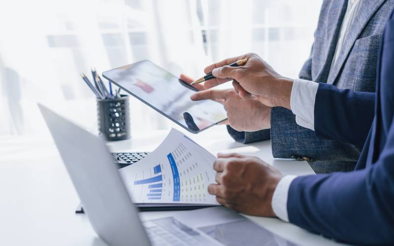 Cum procederet locum adflictabantur discrimine