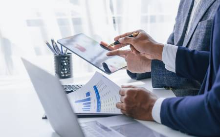 Cum procederet locum adflictabantur discrimine